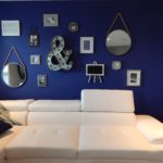 mur couleur indigo avec cadres et miroirs